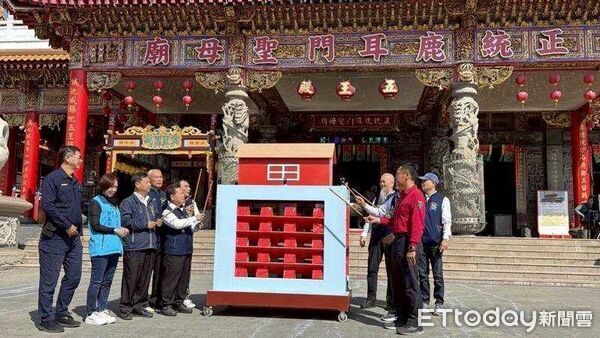 ▲正統鹿耳門聖母廟花火迎春活動吸引大批民眾參與，消防單位提醒觀賞蜂炮時應穿戴完整防護裝備並遵守現場管制措施（圖／記者林東良翻攝，下同）