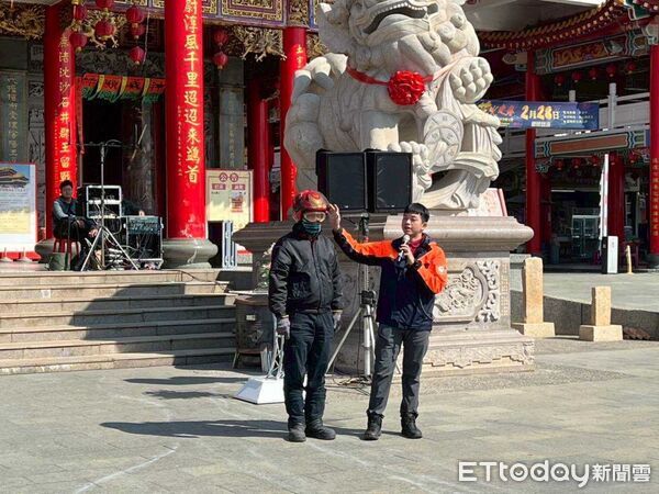 ▲正統鹿耳門聖母廟花火迎春活動吸引大批民眾參與，消防單位提醒觀賞蜂炮時應穿戴完整防護裝備並遵守現場管制措施（圖／記者林東良翻攝，下同）