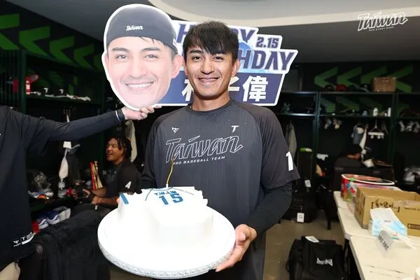 ▲中華隊隊友、後勤提前替2月15日的林子偉慶生。（圖／中職提供）