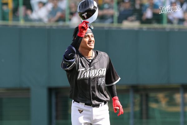 ▲中華隊林子偉脫帽向為他唱生日快樂歌的球迷們致意。（圖／中職提供）。