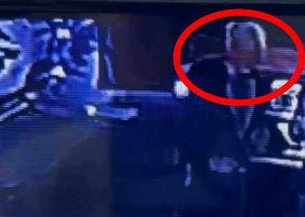 ▲溪湖一名白髮阿伯喝到爛醉撞車還掏錢想私了又拒酒測遭6名員警帶回。（圖／民眾提供）