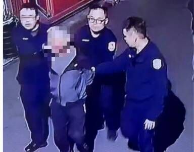 ▲溪湖一名白髮阿伯喝到爛醉撞車還掏錢想私了又拒酒測遭6名員警帶回。（圖／民眾提供）