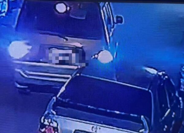 ▲溪湖一名白髮阿伯喝到爛醉撞車還掏錢想私了又拒酒測遭6名員警帶回。（圖／民眾提供）