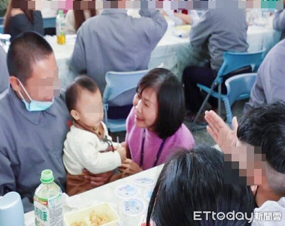 ▲收容人與家屬相擁團聚，久別重逢場面溫馨。（圖／記者游瓊華翻攝）