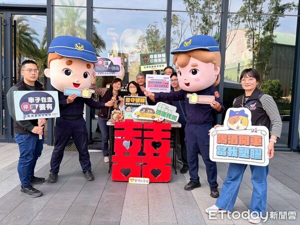 ▲台南市警五分局於新光三越小北門店前廣場舉辦「轉運紅單」「助你脫單」交通安全宣導活動，吸引民眾熱情參與。（圖／記者林東良翻攝，下同）