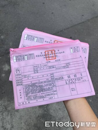 ▲台南市警五分局於新光三越小北門店前廣場舉辦「轉運紅單」「助你脫單」交通安全宣導活動，吸引民眾熱情參與。（圖／記者林東良翻攝，下同）