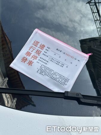 ▲台南市警五分局於新光三越小北門店前廣場舉辦「轉運紅單」「助你脫單」交通安全宣導活動，吸引民眾熱情參與。（圖／記者林東良翻攝，下同）