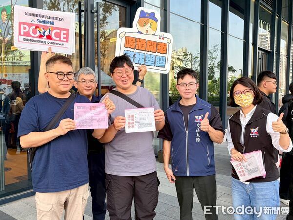 ▲台南市警五分局於新光三越小北門店前廣場舉辦「轉運紅單」「助你脫單」交通安全宣導活動，吸引民眾熱情參與。（圖／記者林東良翻攝，下同）