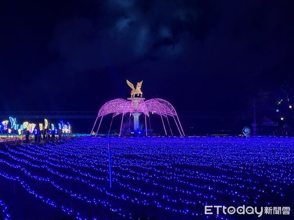 ▲西螺大橋下「西螺燈會」主燈「馬妮」燈光律動閃耀，象徵自由與力量。（圖／記者游瓊華翻攝）