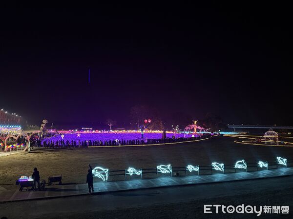 ▲西螺大橋下「西螺燈會」主燈「馬妮」燈光律動閃耀，象徵自由與力量。（圖／記者游瓊華翻攝）