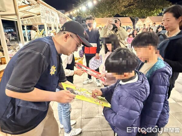 ▲東警前進微光市集宣導。（圖／記者楊晨東翻攝）