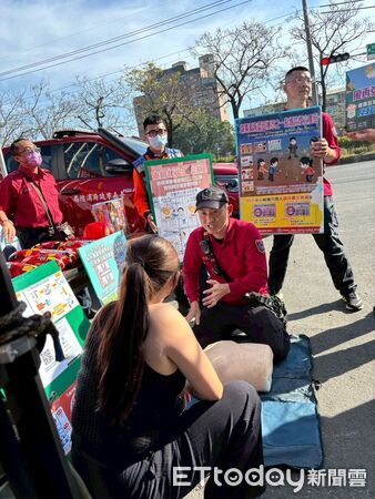 ▲南消第六大隊安南分隊結合婦女防火宣導隊，在安中年貨市集快閃宣導防火與急救觀念，吸引民眾參與。（記者林東良翻攝，下同） 
