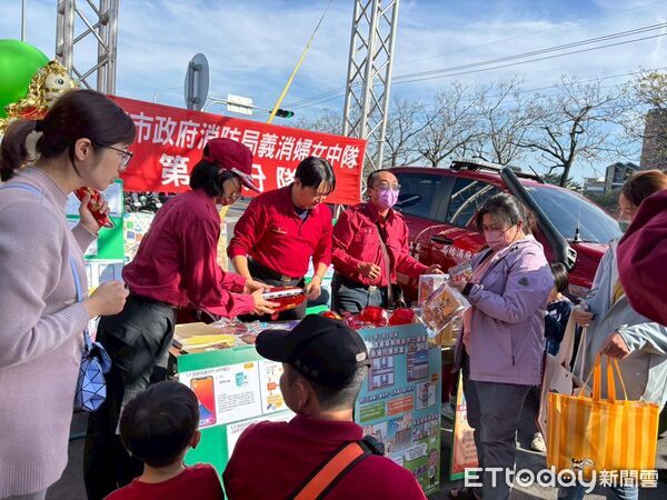 ▲南消第六大隊安南分隊結合婦女防火宣導隊，在安中年貨市集快閃宣導防火與急救觀念，吸引民眾參與。（記者林東良翻攝，下同） 