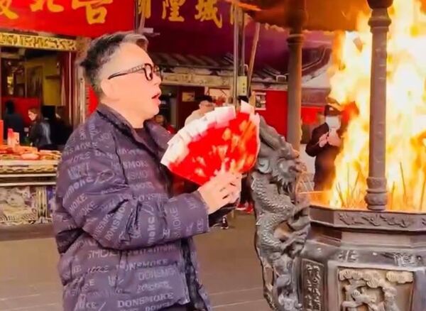 ▲▼詹惟中老師於霞海城隍廟前廣場發送開運紅包，民眾領到開心合影。（圖／陳孝志提供）