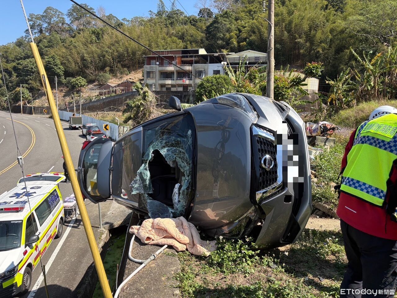 71歲翁台3線「衝上邊坡」翻車 卡5m高「鋼索救命」畫面曝