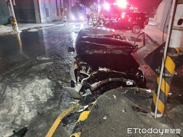 台中死亡車禍!25歲男自撞分隔島「車燒成火球」 搶救不治