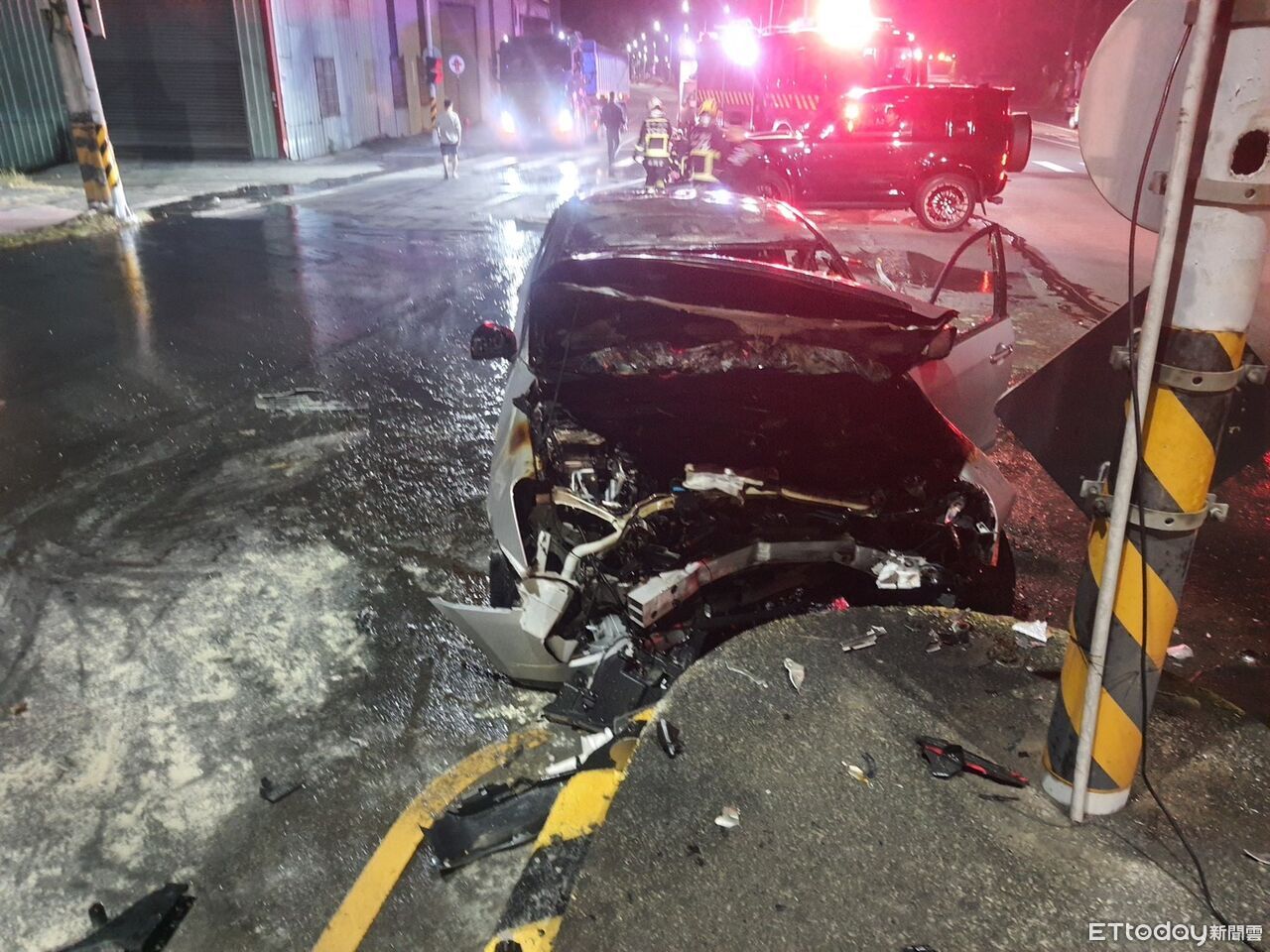 深夜自撞分隔島送醫不治 台中男被拖出車外起火