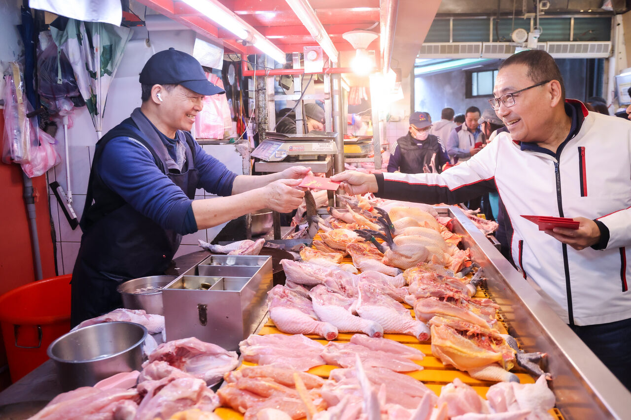 侯友宜視察市場年貨採買 春節聯合稽查守護消費安全