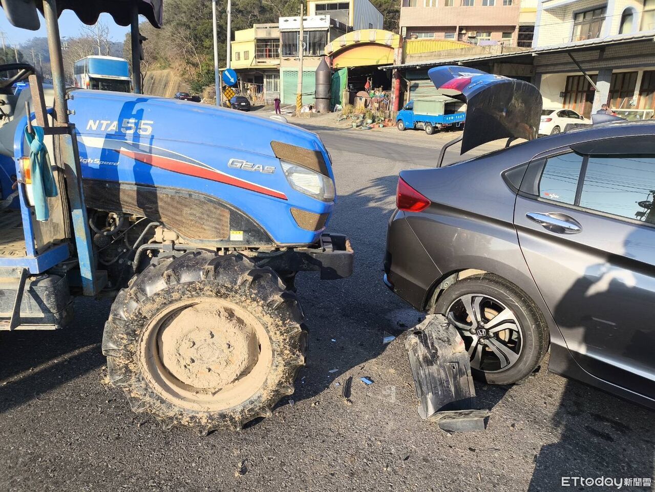 農機具「無名巷」駛出撞轎車 車頭半毀
