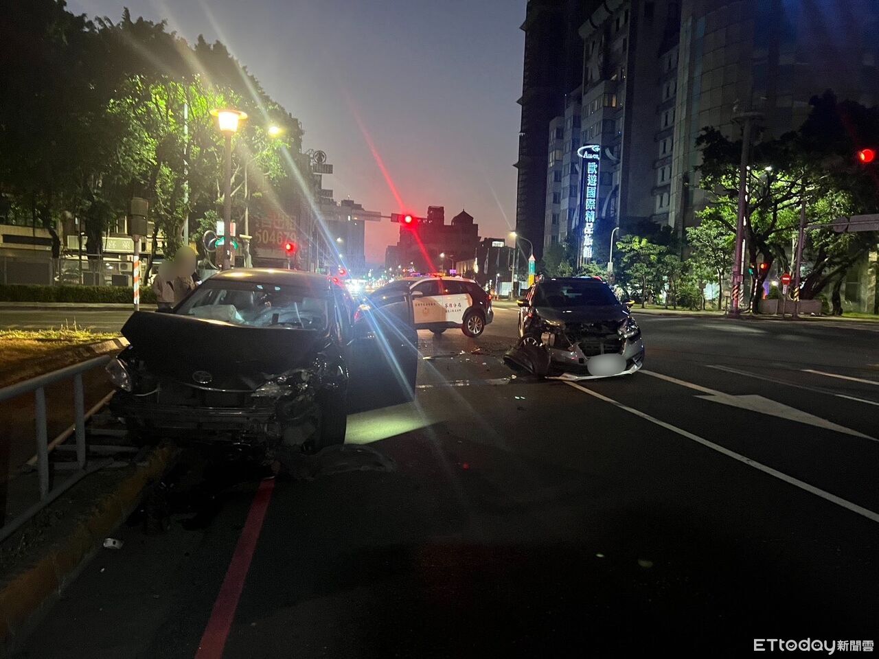 連假首日就出事!高雄女轉彎撞爛直行車 車頭全爛零件噴一地