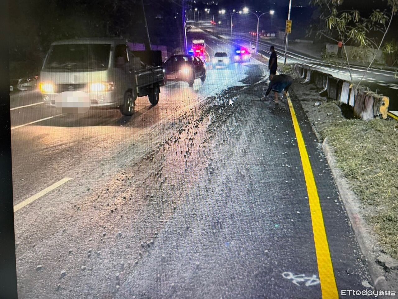 高雄驚現「砂石地毯」害2車打滑甩飛180度車頭爛 駕駛受傷送醫