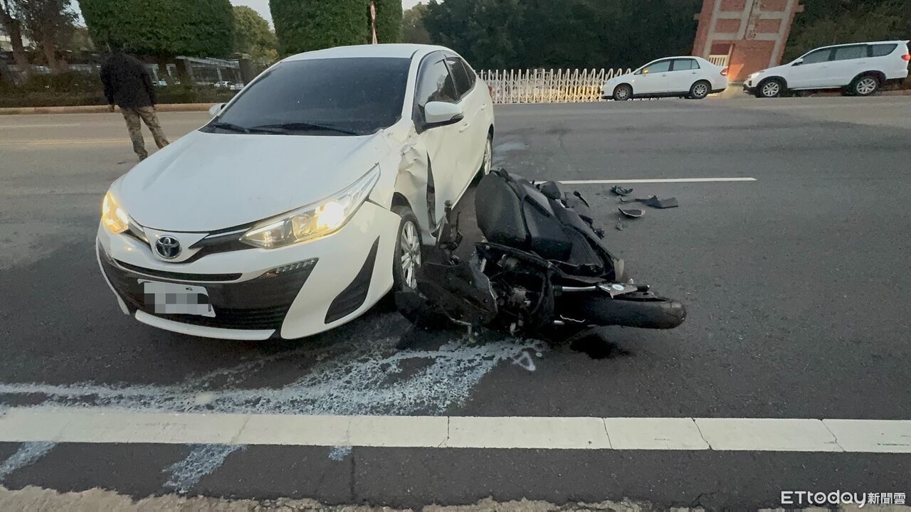 金門轎車迴轉猛撞重機...零件破碎噴滿地 騎士腳傷送醫