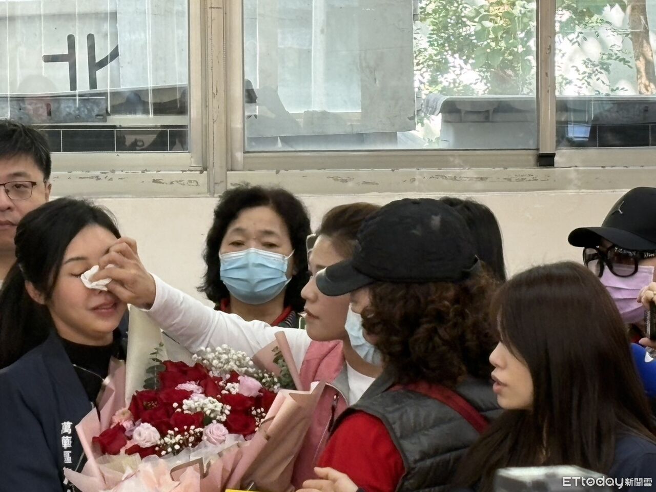 地方前輩強抱、碰臀!美女里長洪佳君「淚崩」 多人受害已報案