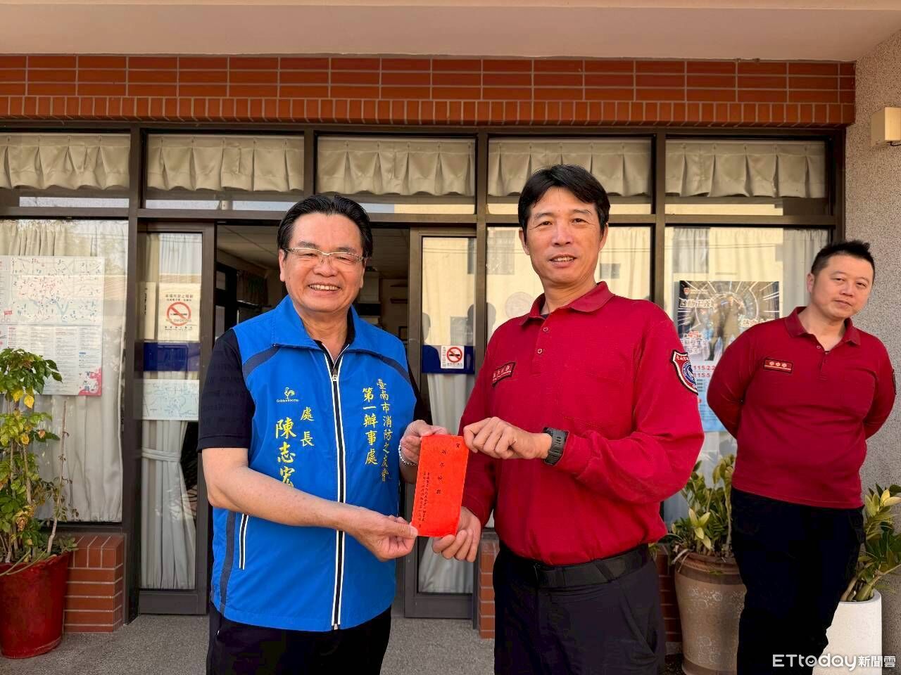 力挺消防英雄! 台南市消防之友會第一辦事處春節慰問送暖