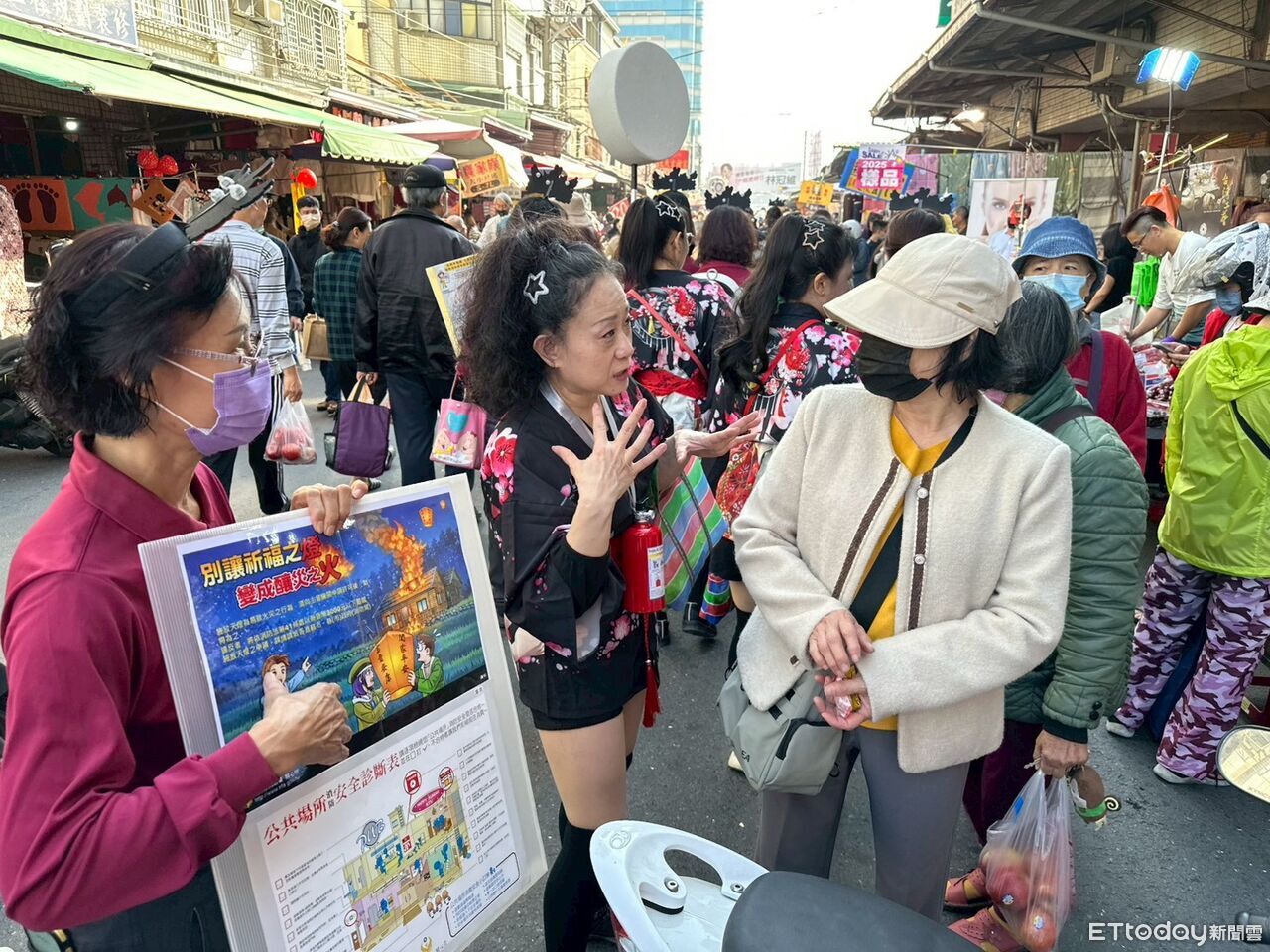 南消五大舞龍舞獅鬧市場 情人節傳遞平安祝福
