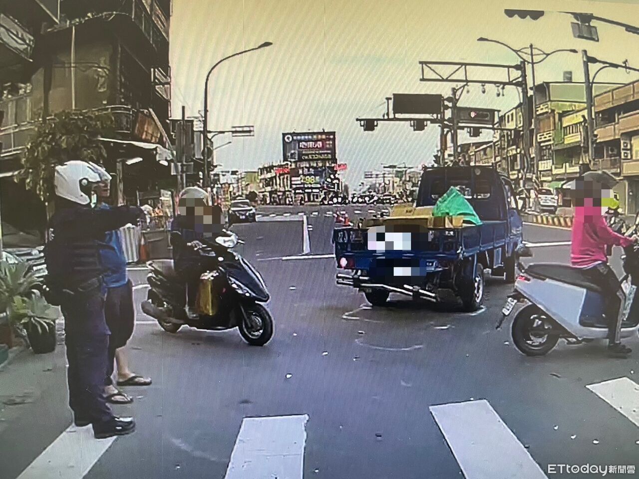 枋寮小貨車搶快!路口左轉猛撞直行廂型車 現場畫面曝光