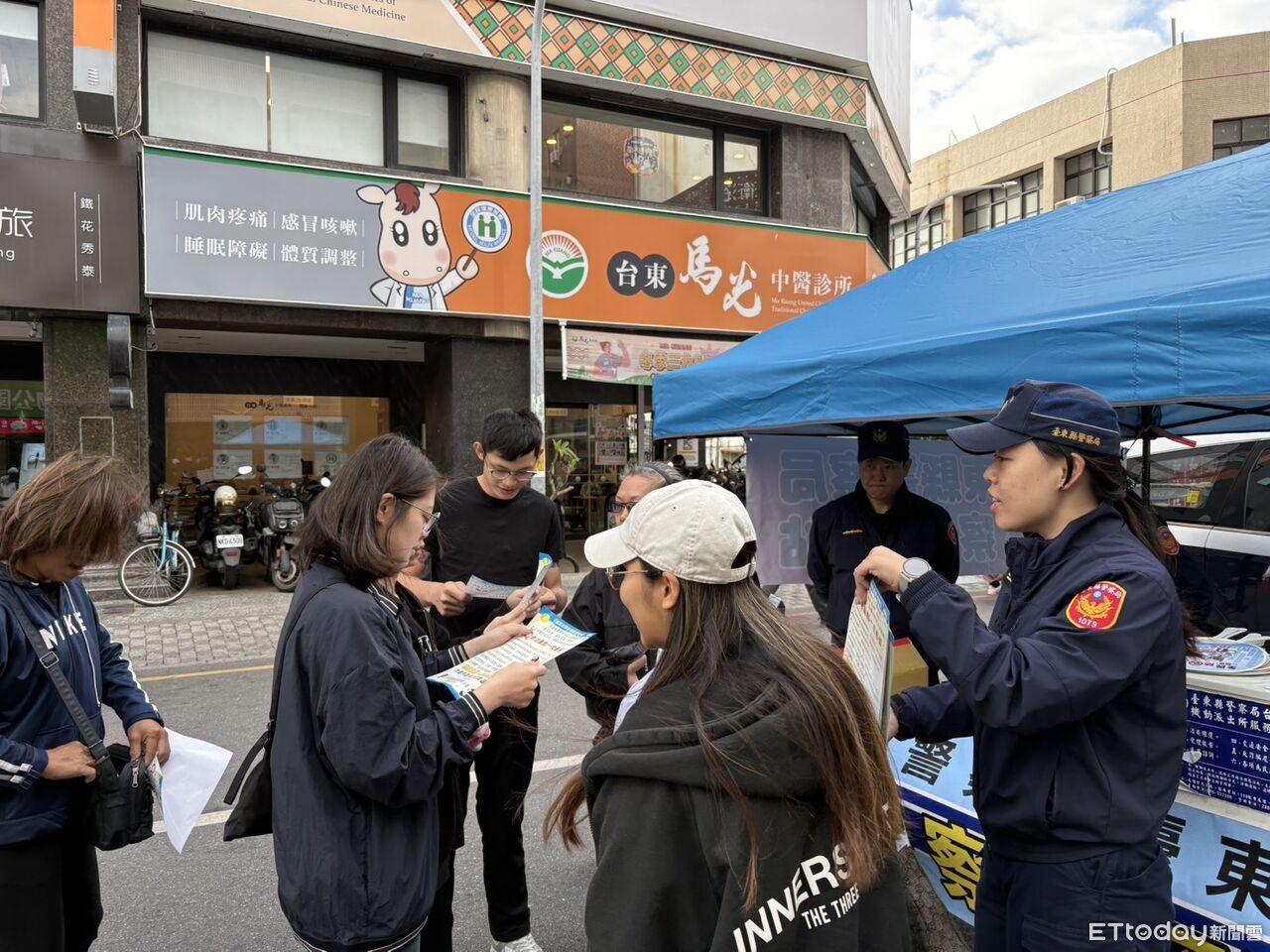 年貨大街人潮湧現 台東警機動派出所即時守護