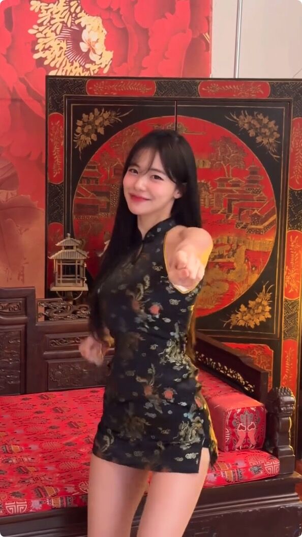 ▲▼李多慧穿旗袍熱舞拜年。（圖／翻攝臉書／李多慧）