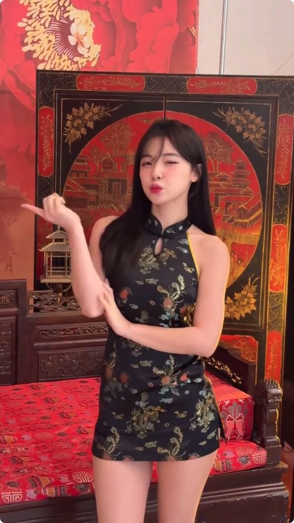 ▲▼李多慧穿旗袍熱舞拜年。（圖／翻攝臉書／李多慧）