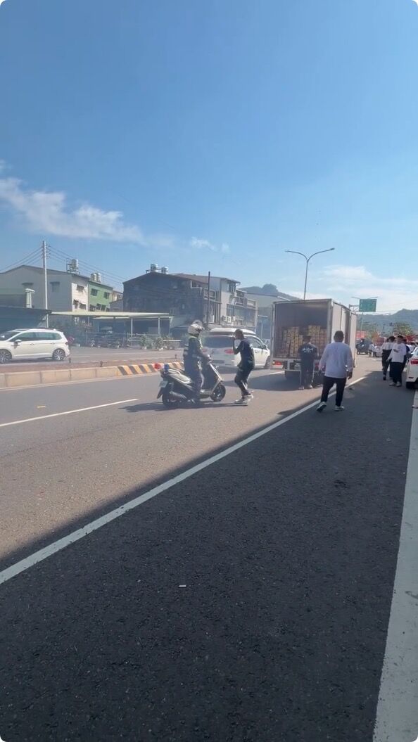 ▲▼高雄旗山警腳踢鞭炮不給放。（圖／翻攝臉書／陳信亞追廟會）