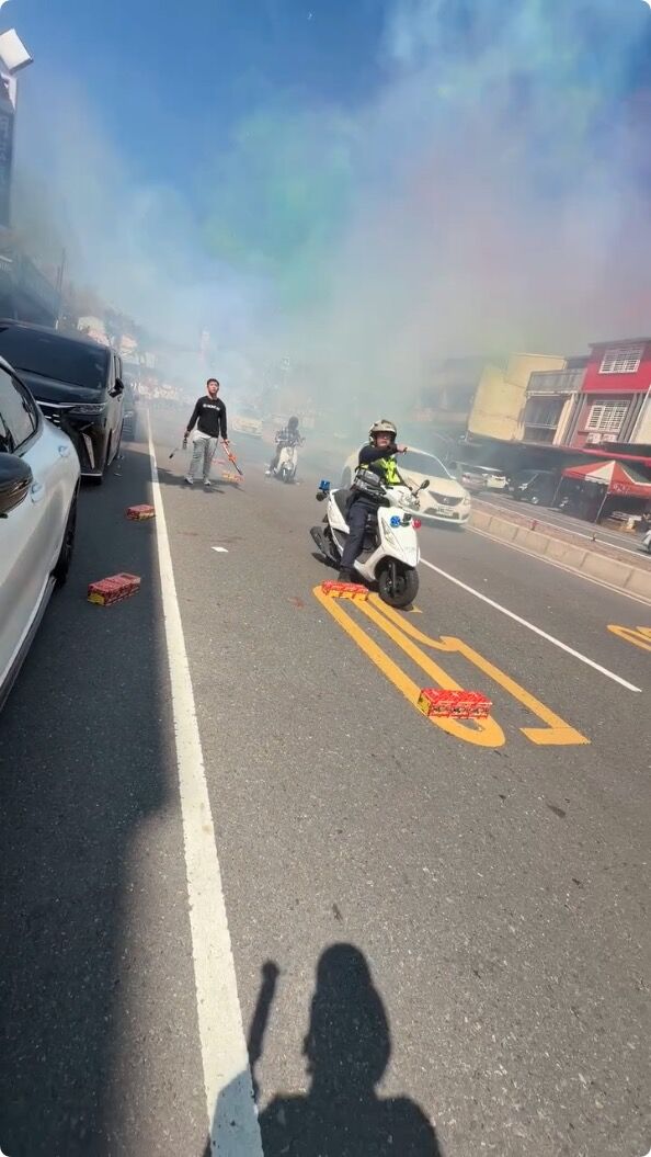 ▲▼高雄旗山警腳踢鞭炮不給放。（圖／翻攝臉書／陳信亞追廟會）
