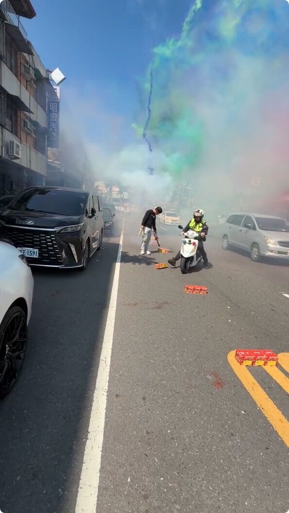 ▲▼高雄旗山警腳踢鞭炮不給放。（圖／翻攝臉書／陳信亞追廟會）