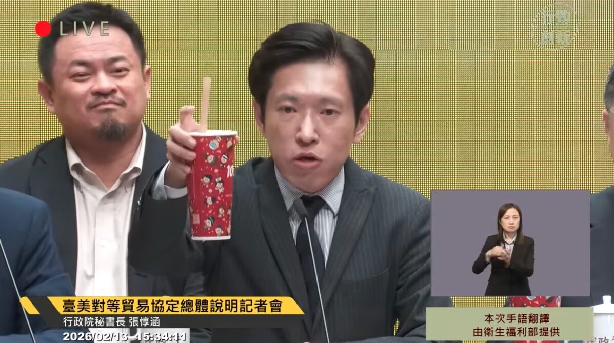 ▲▼張惇涵舉起奶茶不久，洪申翰突然露出笑容。（圖／翻攝YouTube／行政院開麥啦-2）