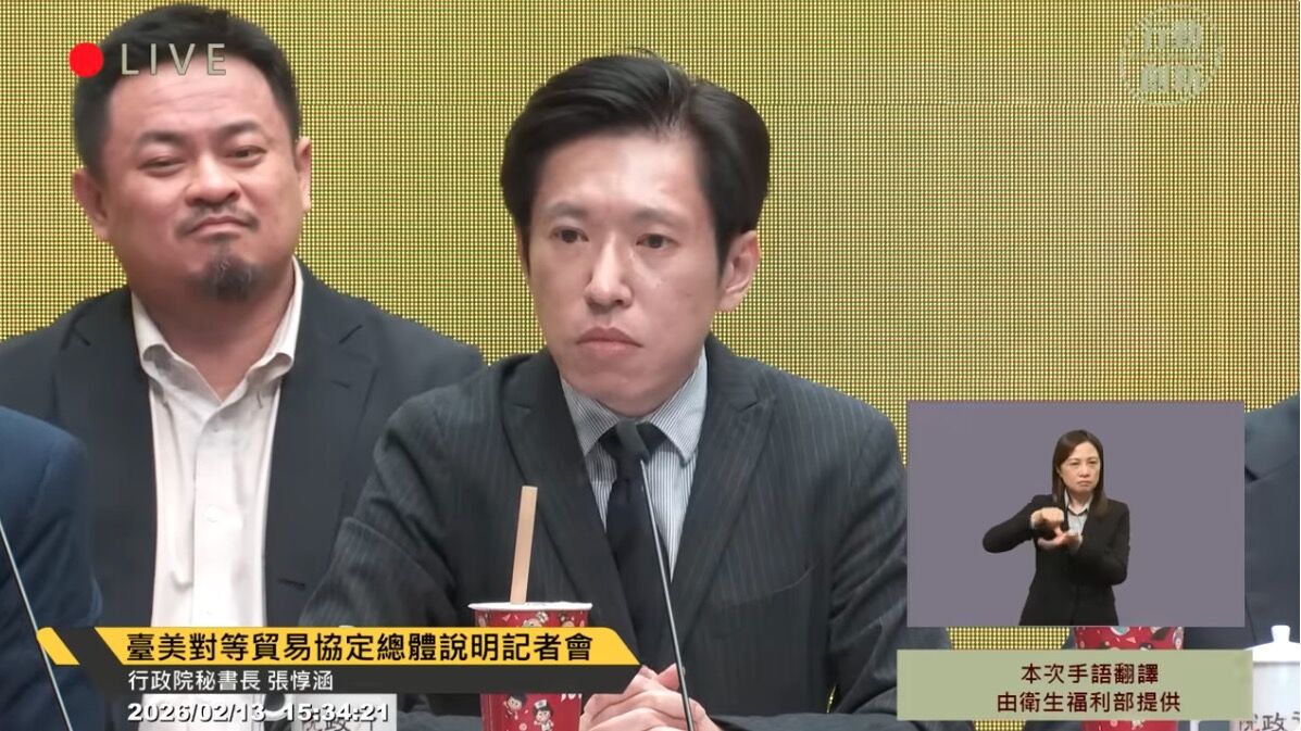 ▲▼張惇涵舉起奶茶不久，洪申翰突然露出笑容。（圖／翻攝YouTube／行政院開麥啦-2）