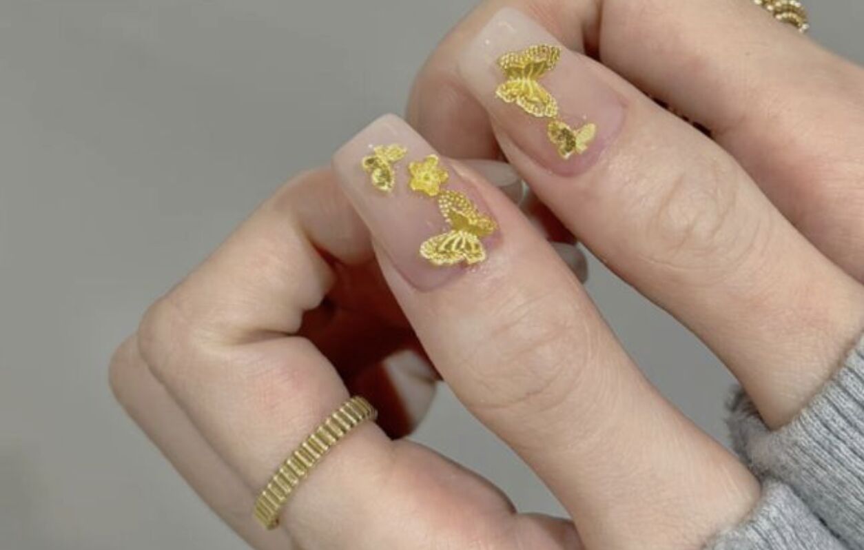 ▲用黃金墜飾分拆後拼貼而成的「黃金甲」，成為大陸近期美甲業新風潮。（圖／翻攝都市快報）