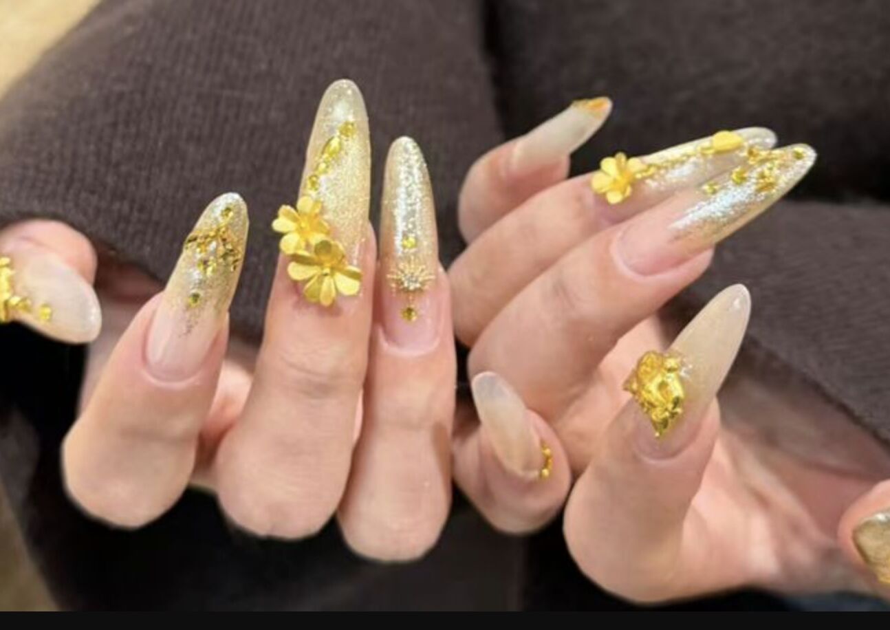 ▲用黃金墜飾分拆後拼貼而成的「黃金甲」，成為大陸近期美甲業新風潮。（圖／翻攝都市快報）