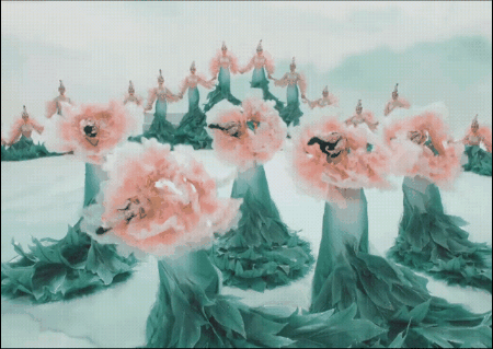 ▲花開富貴舞蹈進行中，突然穿插迪麗熱巴的新劇廣告。（圖／翻攝河南衛視）