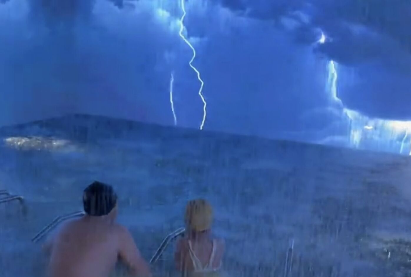 ▲瀋陽一間溫泉酒店推出「暴風雨SPA」項目。（圖／翻攝極目新聞）