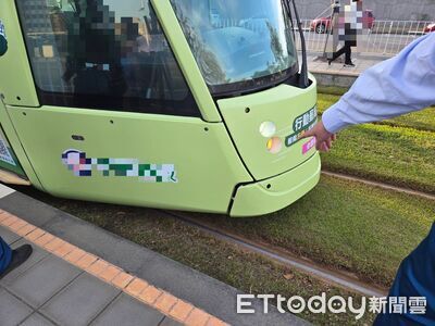 新北父子檔搭高雄輕軌違規穿越　碰撞列車雙雙受傷