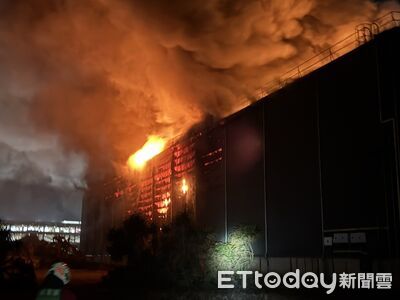 快訊／桃園鐵皮工廠深夜火警「全面燃燒」！91消防員衝現場灌救