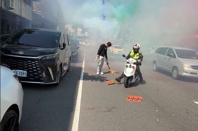 廟會「馬路放煙火」警踢開不準放！　網友讚爆