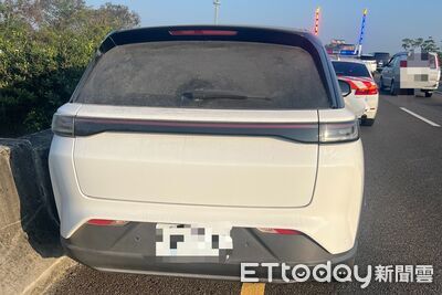 國道塞爆！大林段轎車「沿途撞護欄」　紅斑馬急助駕駛送醫