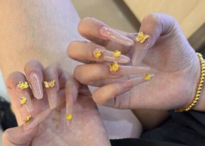 滿手盡戴黃金甲！　陸女子6克金飾做成拼貼美甲