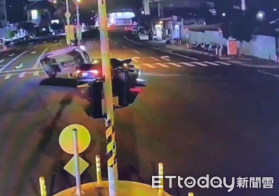 畫面曝光！南投2車攔腰挨撞慘翻　「動森居民」湧上前分工救人