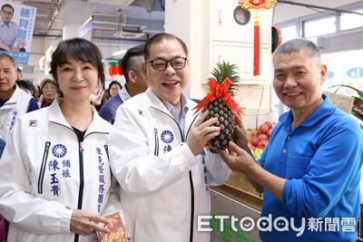 人潮簇擁喊凍蒜　陳見賢市場拜年提政見力推世代共好