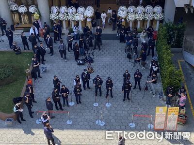 竹聯幫大老吳敦今辦告別式！逾40名警力到場　門外攔查30多人